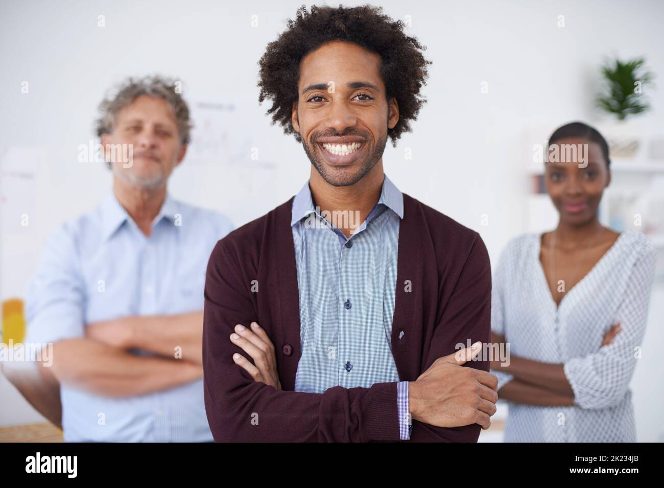 Mit einer gemeinsamen Vision ist alles möglich. Ein Porträt eines optimistischen Teams von Mitarbeitern, die in einem Büro stehen. Stockfoto