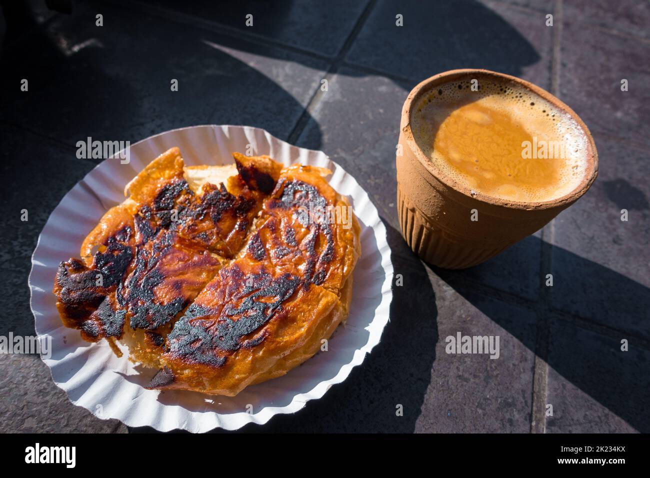 Gegrilltes Bun - Butter oder Muska Bun mit heißem, indischem Gewürztee, serviert in einem traditionellen Tonkrug namens Kulhad. Uttarakhand, Indien. Stockfoto