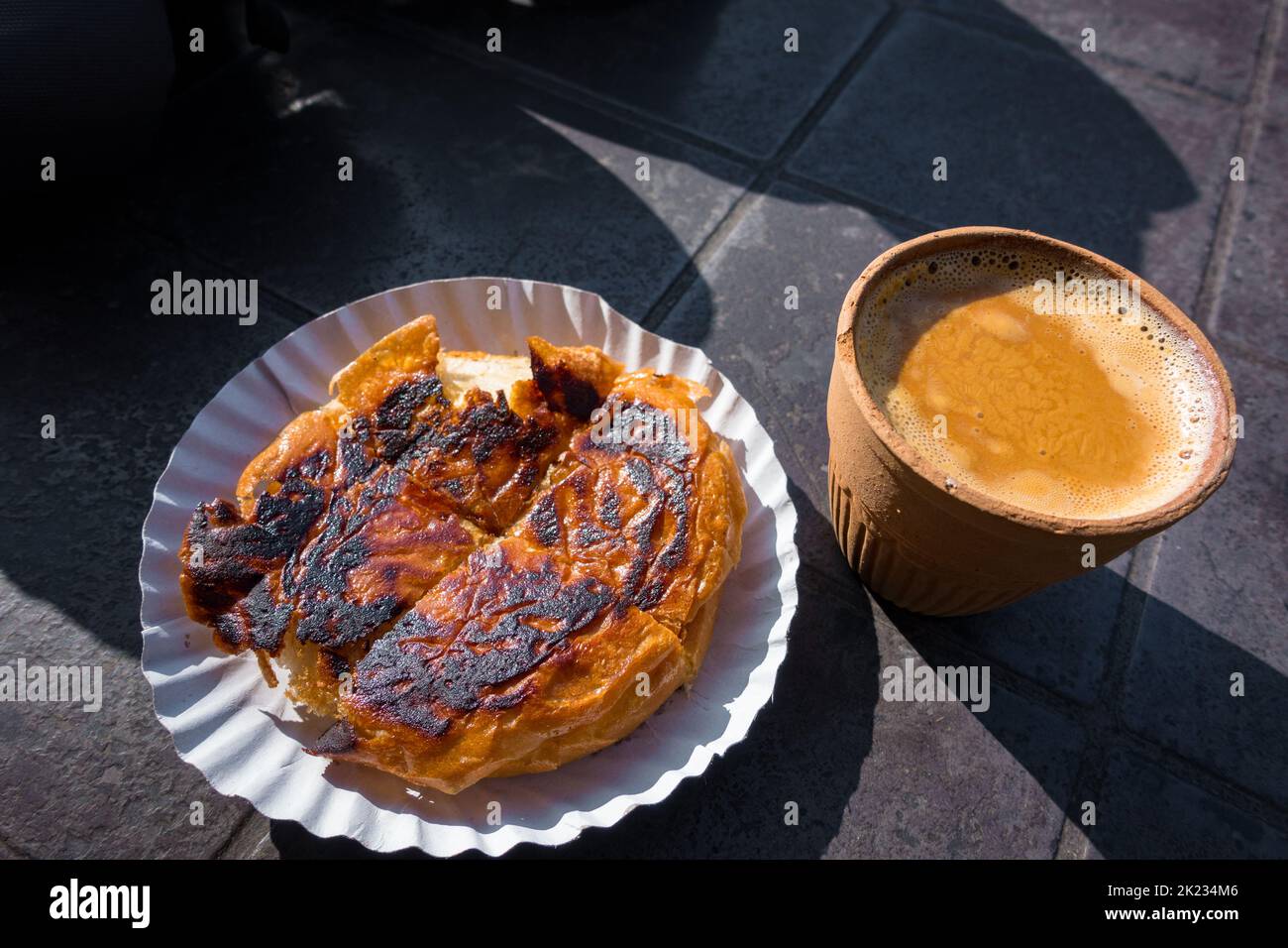 Gegrilltes Bun - Butter oder Muska Bun mit heißem, indischem Gewürztee, serviert in einem traditionellen Tonkrug namens Kulhad. Uttarakhand, Indien. Stockfoto