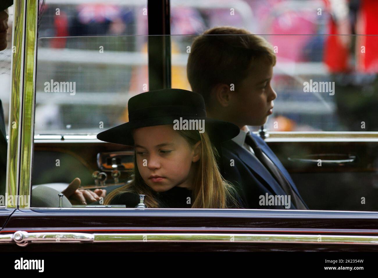 Das Staatsfuneral Ihrer Majestät Königin Elizabeth II, von der Mall aus gesehen. Prinzessin Charlotte, Prinz George, Katharina die Prinzessin von Wales und Camill Stockfoto