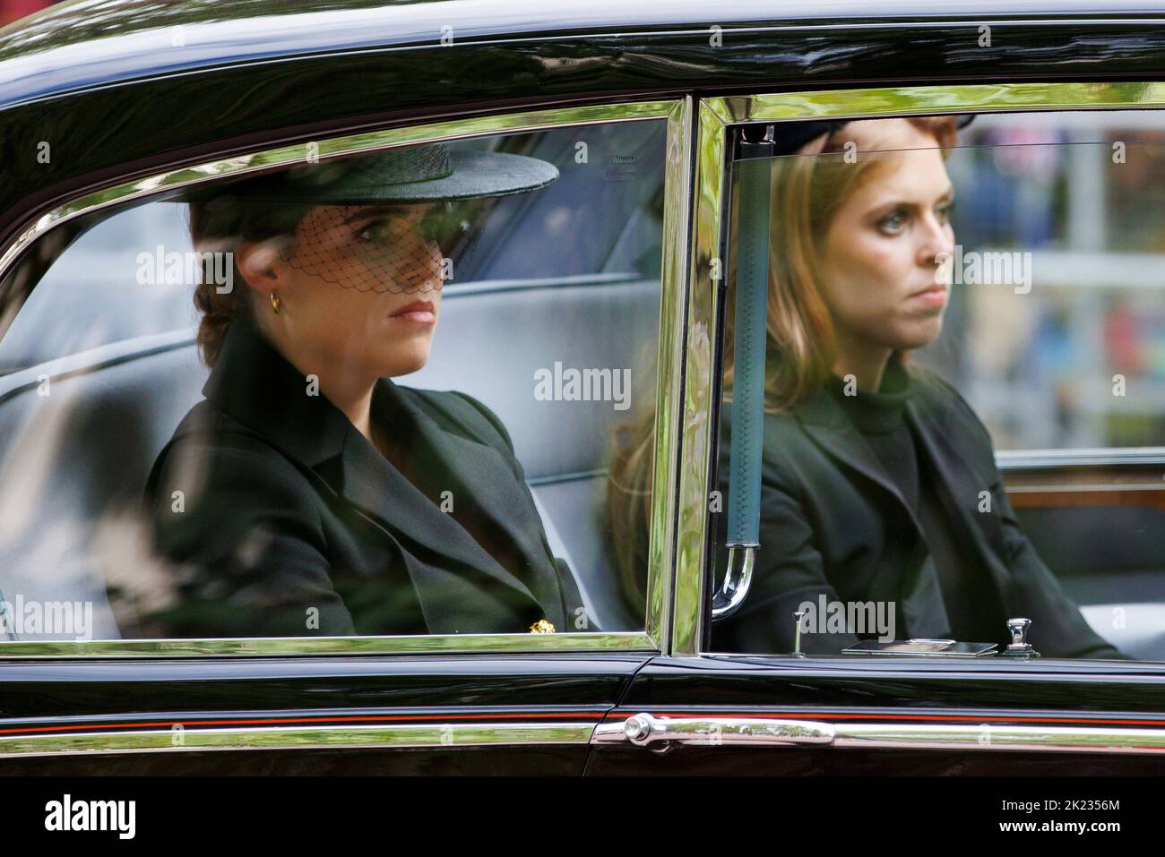 Das Staatsfuneral Ihrer Majestät Königin Elizabeth II, von der Mall aus gesehen. Die Prinzessinnen Beatrice und Eugenie werden als Matrosen von Th hinter den Sarg getrieben Stockfoto