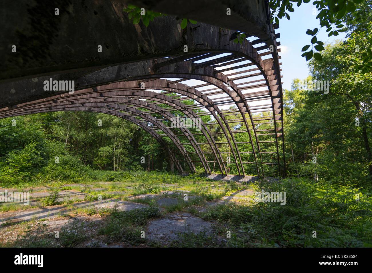 Überreste eines Hangars auf dem historischen deutschen Militärflugplatz 'Fliegerhorst Venlo Herongen', bombardiert von alliierten Truppen im Jahr 1944, Deutschland Stockfoto