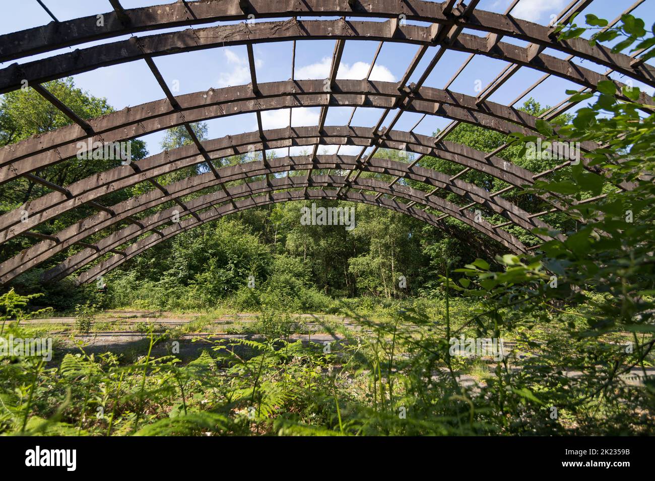 Überreste eines Hangars auf dem historischen deutschen Militärflugplatz 'Fliegerhorst Venlo Herongen', bombardiert von alliierten Truppen im Jahr 1944, Deutschland Stockfoto