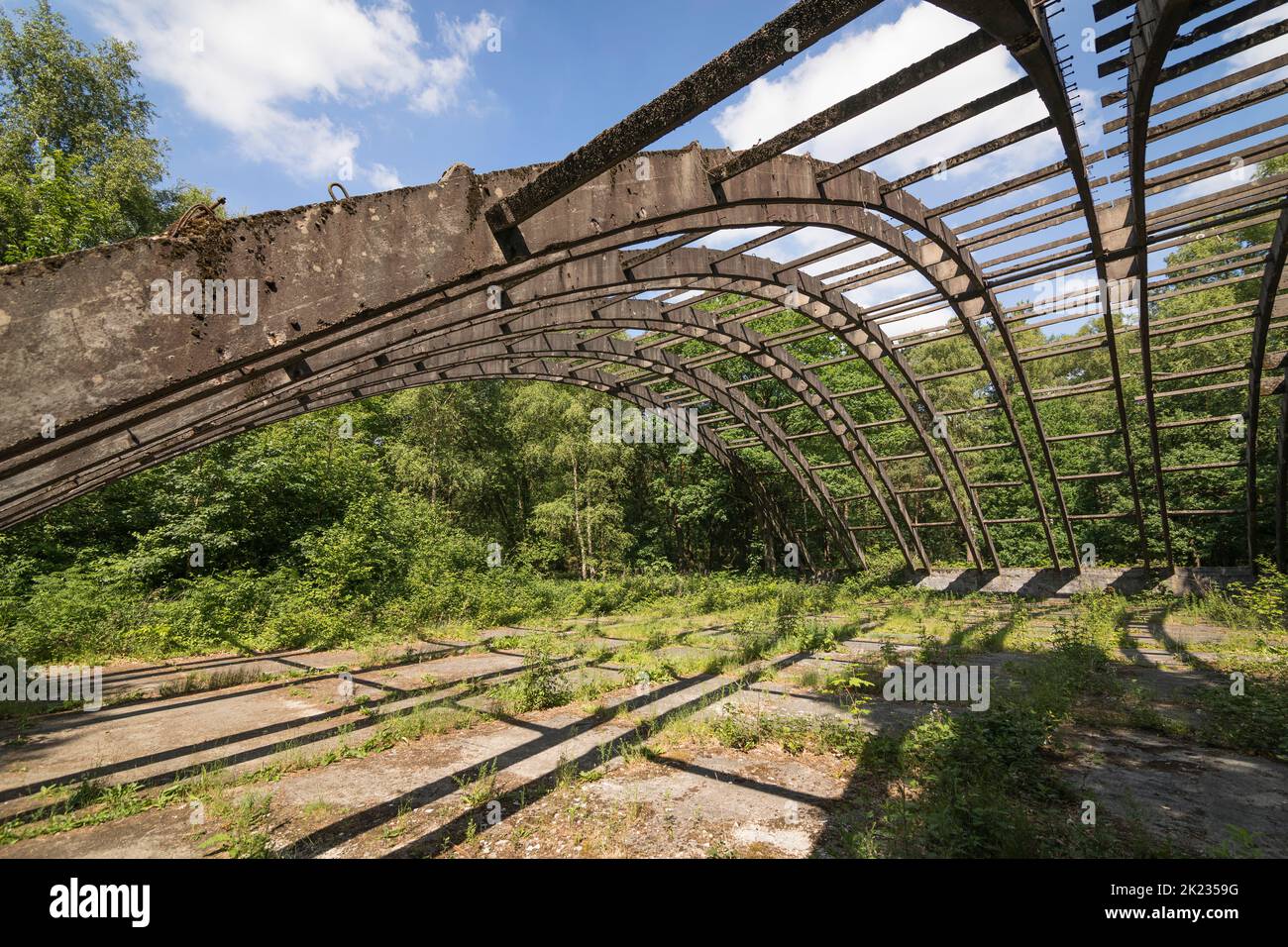 Überreste eines Hangars auf dem historischen deutschen Militärflugplatz 'Fliegerhorst Venlo Herongen', bombardiert von alliierten Truppen im Jahr 1944, Deutschland Stockfoto