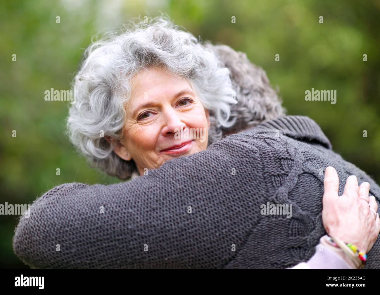 Die Wärme der Liebe. Eine ältere Frau umarmt ihren Mann liebevoll. Stockfoto