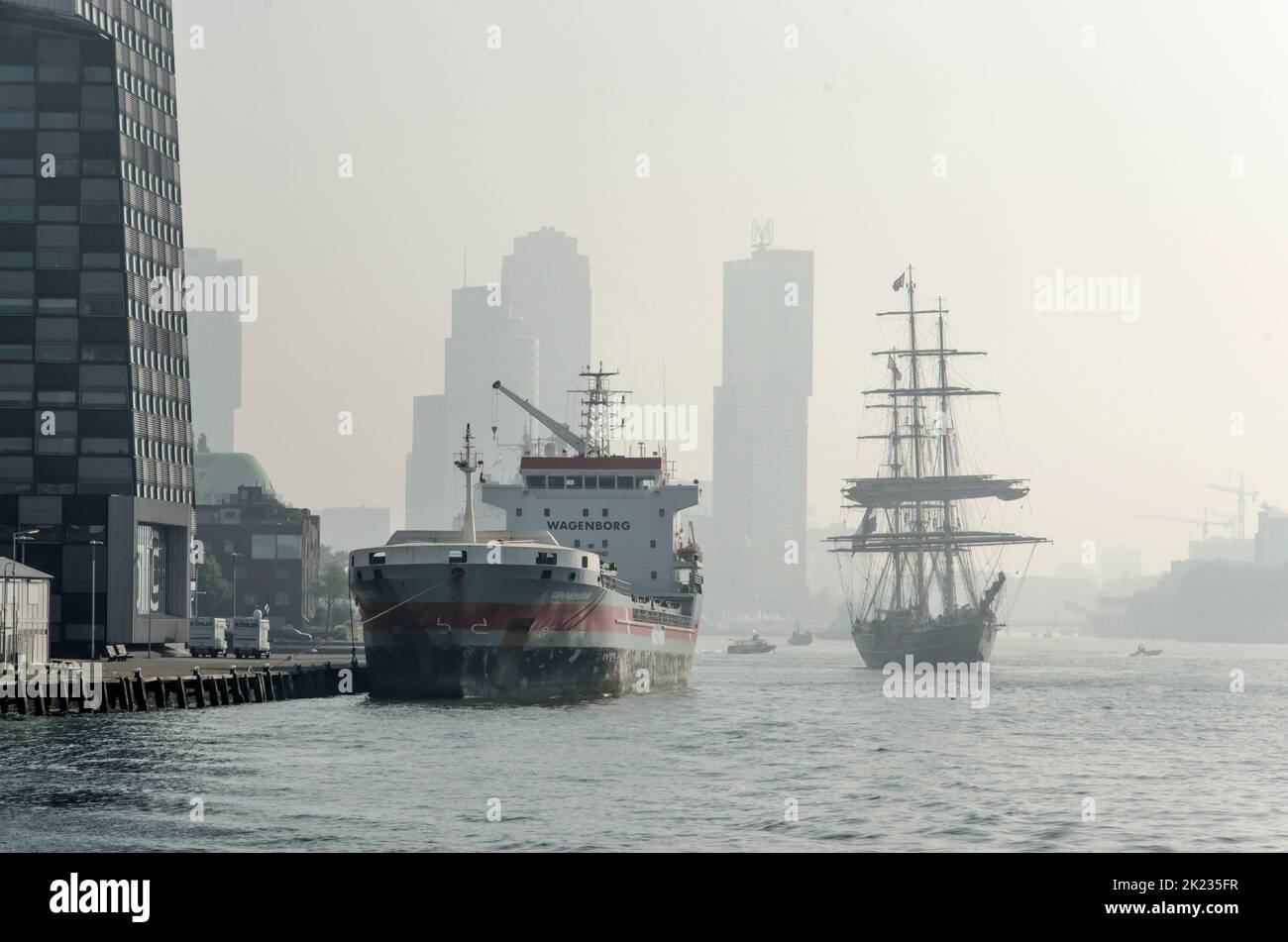 Rotterdam, Niederlande, 4. September 2022: Trübe Atmosphäre auf dem Fluss Nieuwe Maas während der World Port Days mit einem historischen Segelschiff Stockfoto