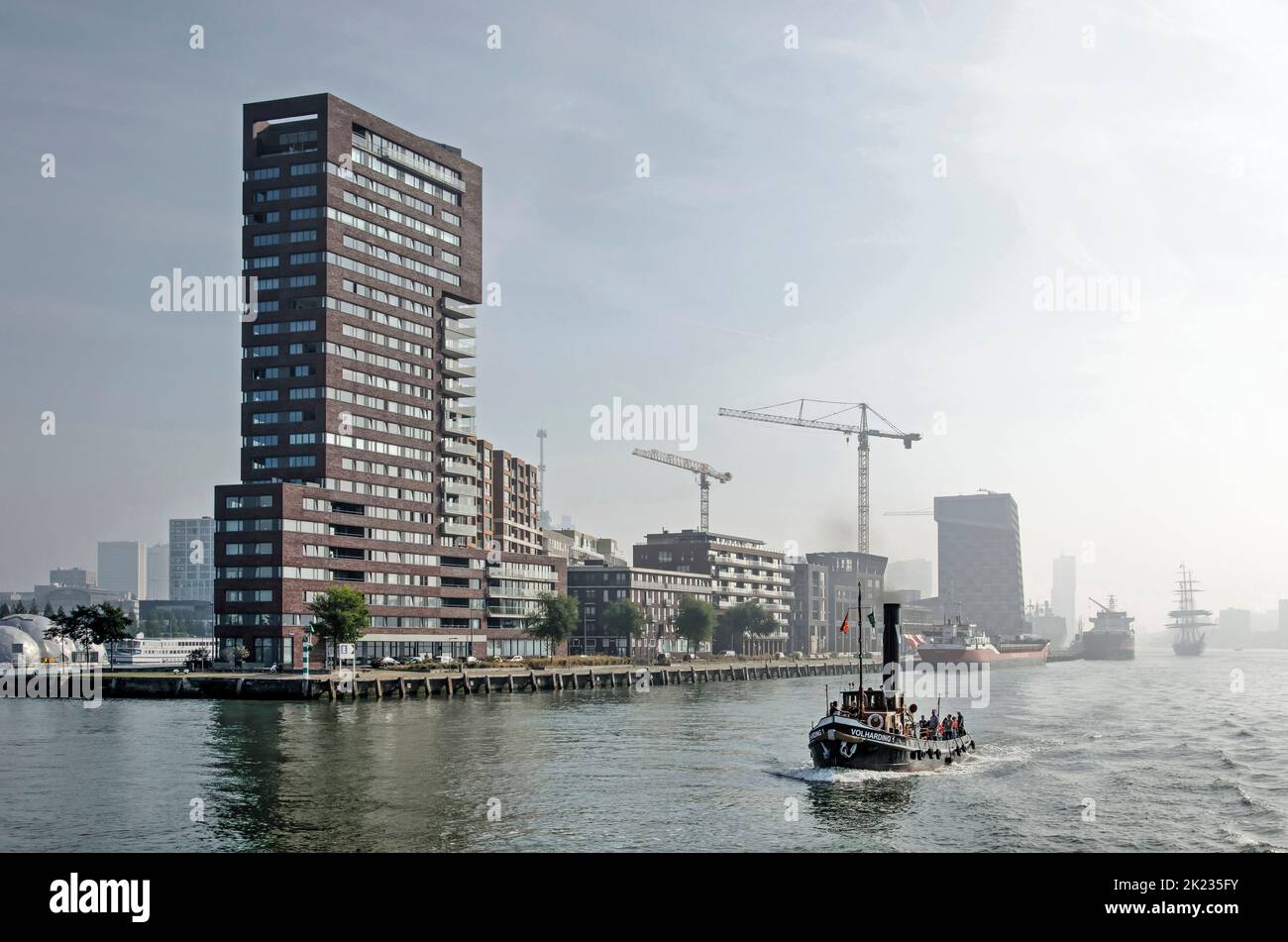 Rotterdam, Niederlande, 4. September 2022: Blick vom Fluss Nieuwe Maas auf den Lloydpier, der sich in den letzten Jahren von Hafen zu Hafen gewandelt hat Stockfoto