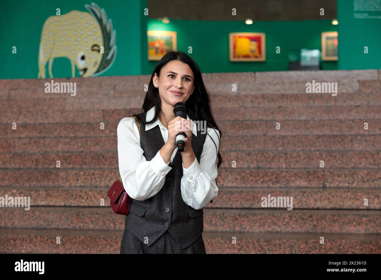 KIEW, UKRAINE - 21. SEPTEMBER 2022 - Urenkelin der ukrainischen Volkskunstmalerin Maria Prymachenko Anastasiia Prymachenko hält eine Rede duri Stockfoto