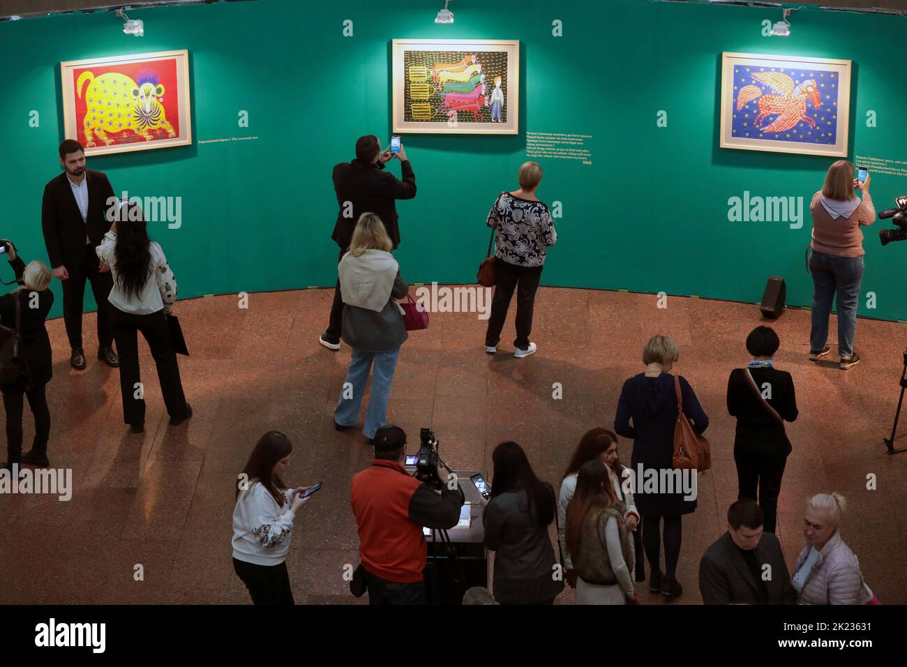 KIEW, UKRAINE - 21. SEPTEMBER 2022 - die Besucher sehen sich die Kunstwerke der ukrainischen Volkskunstmalerin Maria Prymachenko an, die während der Maria Prymach ausgestellt ist Stockfoto