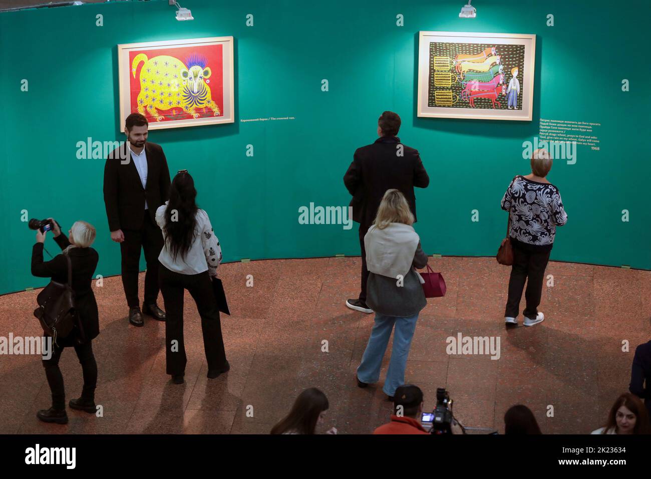 KIEW, UKRAINE - 21. SEPTEMBER 2022 - die Besucher sehen sich die Kunstwerke der ukrainischen Volkskunstmalerin Maria Prymachenko an, die während der Maria Prymach ausgestellt ist Stockfoto