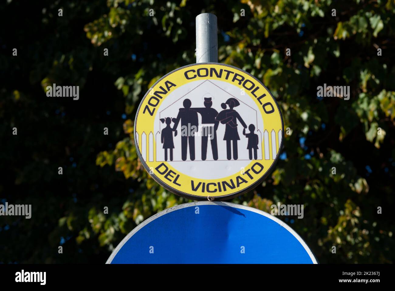 Italien, Lombardei, Straßenschild der Nachbarschaftswache in der Stadt Stockfoto