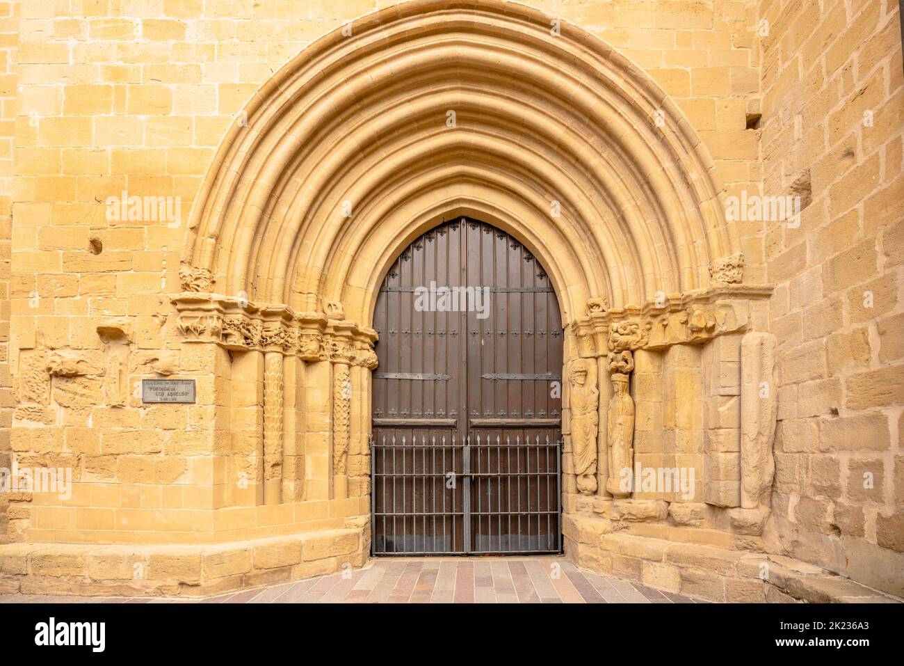 Laguardia, Spanien. 5. August 2022. Berühmte Portada de los Abuelos in St. John Baptist Kirche, mittelalterliches Gebäude, das romanische und gotische s verbindet Stockfoto