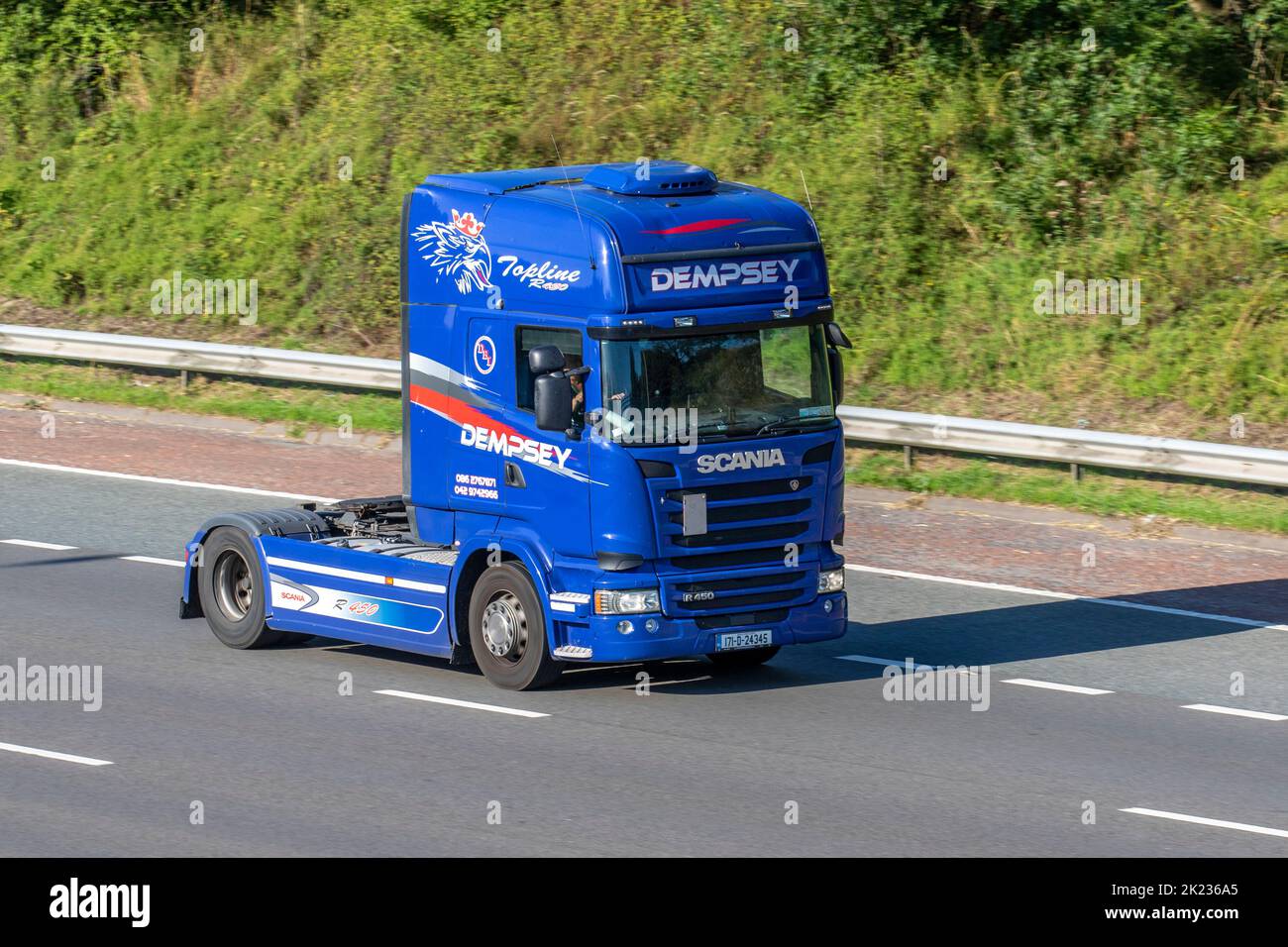 DBT Logistics Belgium European International. Dempsey Transport Ltd Scania R450 Zugmaschine auf der Autobahn M6 in Großbritannien Stockfoto