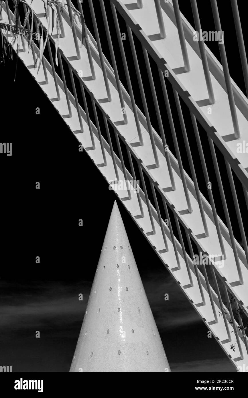 Zylindrischer Kegellift-Fahrstuhlschaft am Ende der Umbracle-Gärten der Stadt der Künste und Wissenschaften in Valencia, Spanien im September - schwarz und weiß Stockfoto
