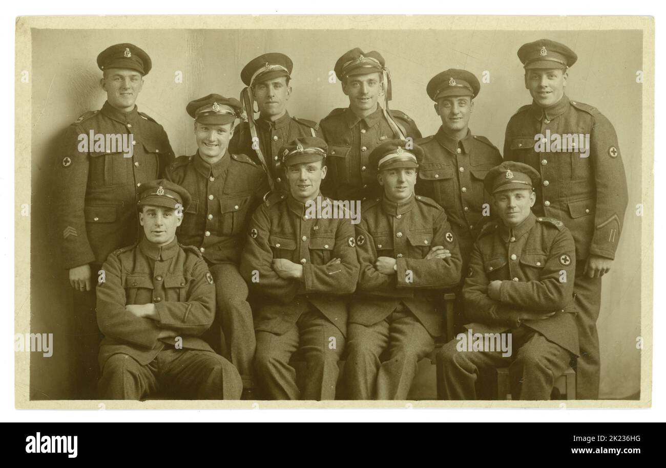 Originalpostkarte aus der Ära WW1, im Studio-Porträt von Kumpels der Royal Army Medical Corps (RAMC) - jubelend und feierlich. Einige haben drapierte Bänder um ihre Mützen, alle lächeln und sind so glücklich. Auf der Rückseite der Postkarte ist 'Taken at Ripon Armistice Day November 11. 1918'. Ripon, Harrogate, North Yorkshire, England, Großbritannien Stockfoto