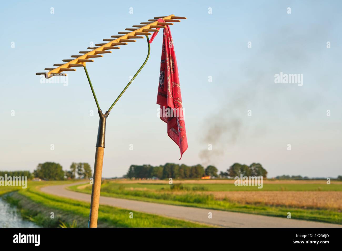 Rotes Farmer-Taschentuch als Farmer protestiert in den Niederlanden als Symbol auf einer Holzrechen. Bauern in den Niederlanden protestieren. Stockfoto
