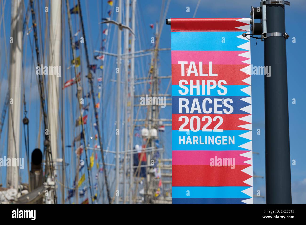 Tall Ships Races 2022 Harlingen. Eine Veranstaltung mit hohen Schiffen, Segelschiffen aus der ganzen Welt. Mehrfarbiger Banner vor Masten und Fahnen. Stockfoto