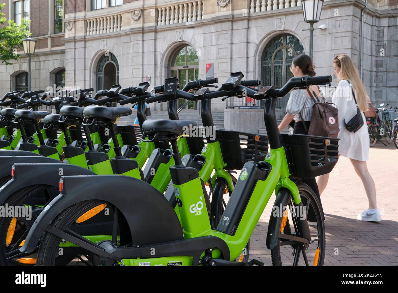 Green Go Elektrische Fahrräder teilen. GO Sharing ist ein Unternehmen für Mikromobilitätslösungen mit Sitz in den Niederlanden und betreibt gemeinsam genutzte Autos, Fahrräder und Motorroller Stockfoto