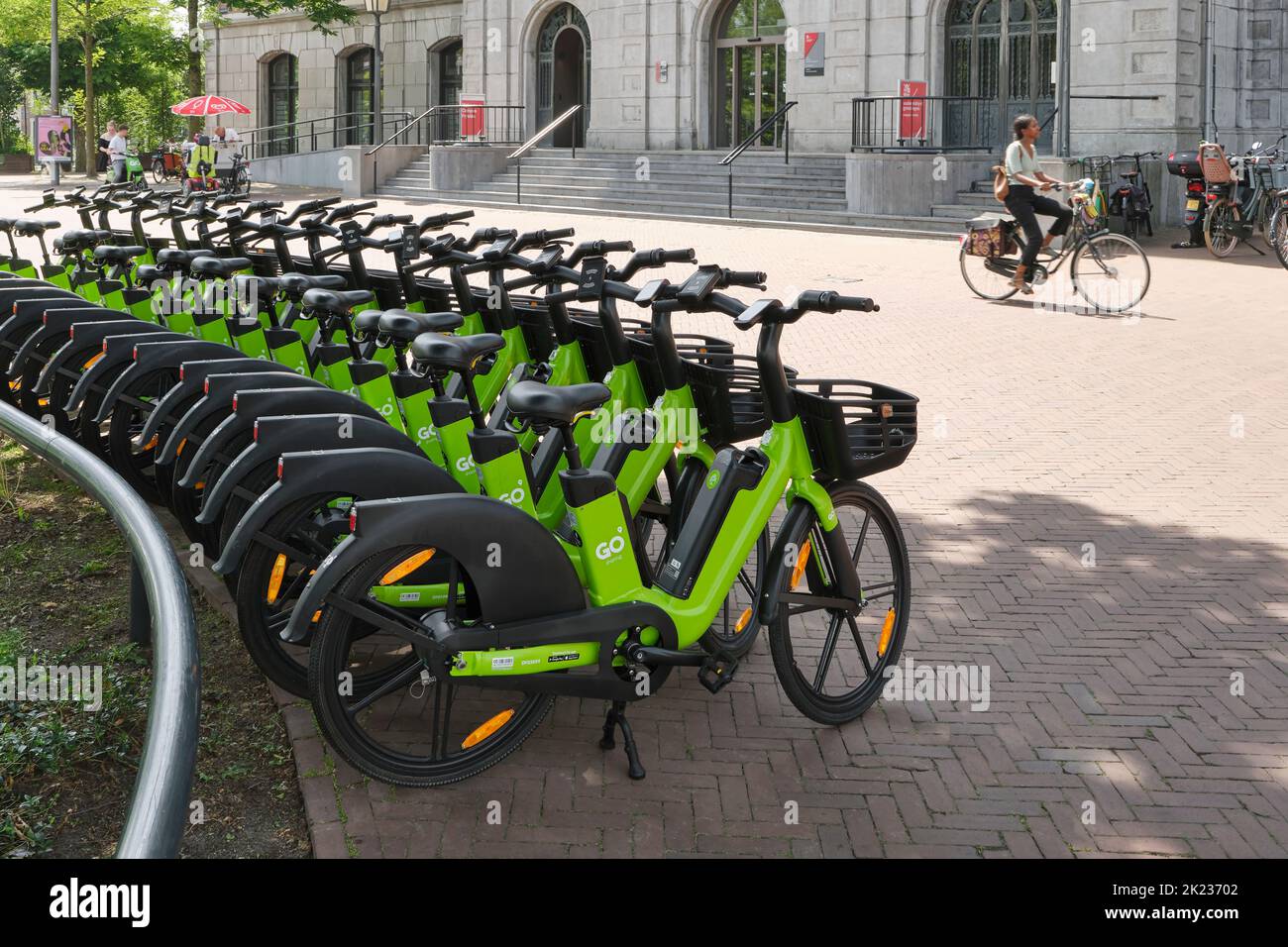 Green Go Elektrische Fahrräder teilen. GO Sharing ist ein Unternehmen für Mikromobilitätslösungen mit Sitz in den Niederlanden und betreibt gemeinsam genutzte Autos, Fahrräder und Motorroller Stockfoto