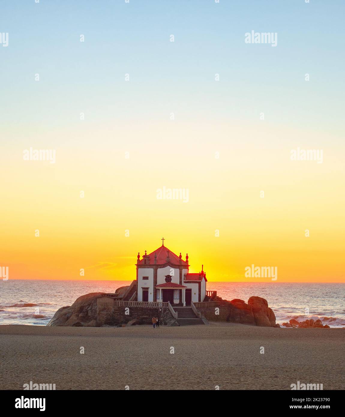 Seascape mit Capela do Senhor da Pedra bei farbenprächtiger Sonnenuntergänge, Porto, Portugal Stockfoto