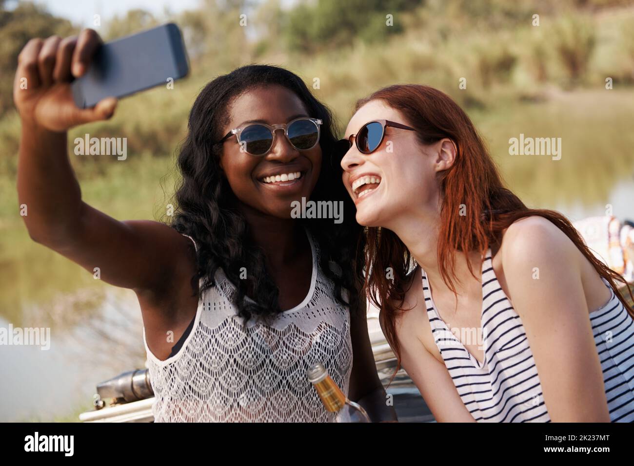 Zwei Frauen schnappen im Urlaub Selfies. Stockfoto