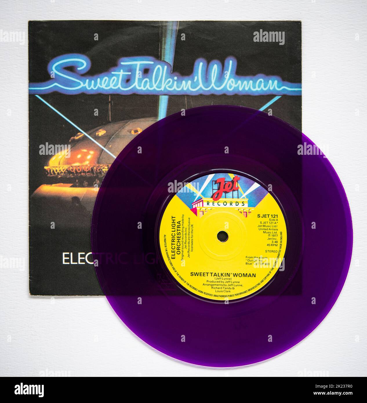 Bildercover und violettes Vinyl der 7-Zoll-Single-Version von Sweet Talkin' Woman von ELO, die 1978 veröffentlicht wurde. Stockfoto