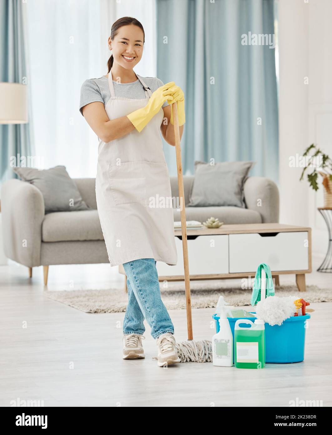 Boden putzen, Hausarbeit und Frau, die im Hausdienst arbeitet, wischt Wohnzimmer, macht Arbeit mit Lächeln und freut sich, Hauswohnung zu reinigen. Porträt von Stockfoto