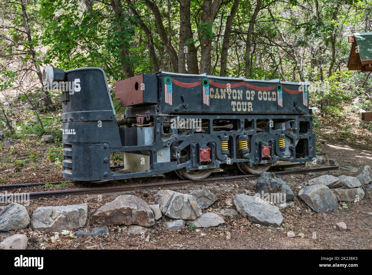 Dekoriertes Erzauto am Eingang zum Miners Park in Bullion City, Canyon of Gold, Bullion Canyon, Tushar Mountains, Fishlake National Forest, In der Nähe von Marysvale, Utah, USA Stockfoto