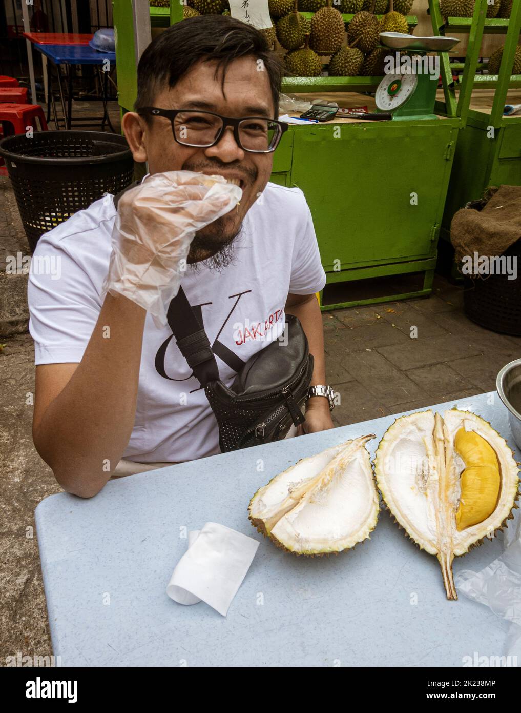 Malaysia, 10. Juli 2022 - der Mensch isst durisch riechende Früchte. Stockfoto