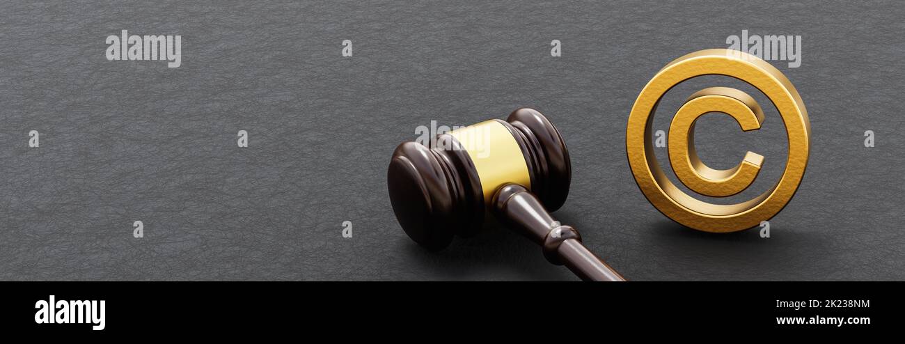 Richtergavel auf dunklem Hintergrund mit Copyright-Symbol Stockfoto