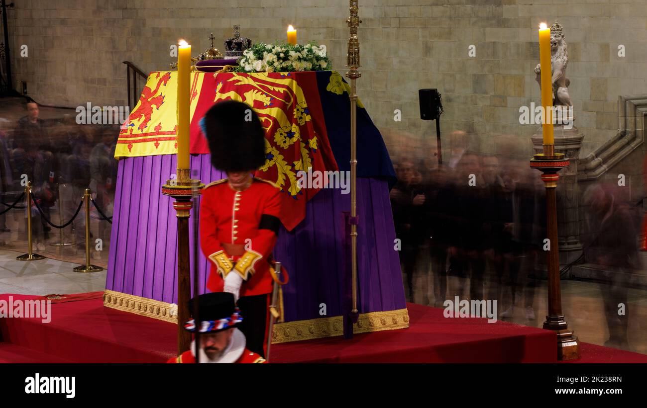 Mitglieder der Öffentlichkeit, die sich durch die Nacht anstellen, gehen am Sarg Ihrer Majestät Königin Elizabeth II. Vorbei, während der verstorbene Monarch im Staat We liegt Stockfoto