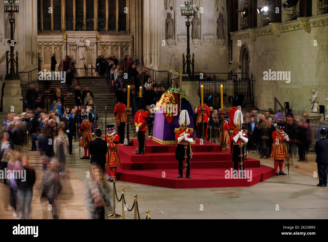 Mitglieder der Öffentlichkeit, die sich durch die Nacht anstellen, gehen am Sarg Ihrer Majestät Königin Elizabeth II. Vorbei, während der verstorbene Monarch im Staat We liegt Stockfoto