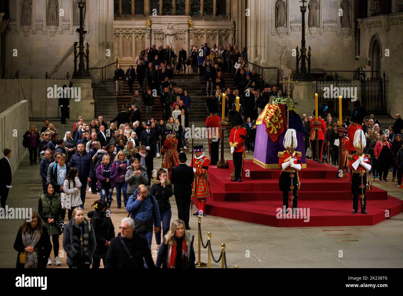 Mitglieder der Öffentlichkeit, die sich durch die Nacht anstellen, gehen am Sarg Ihrer Majestät Königin Elizabeth II. Vorbei, während der verstorbene Monarch im Staat We liegt Stockfoto