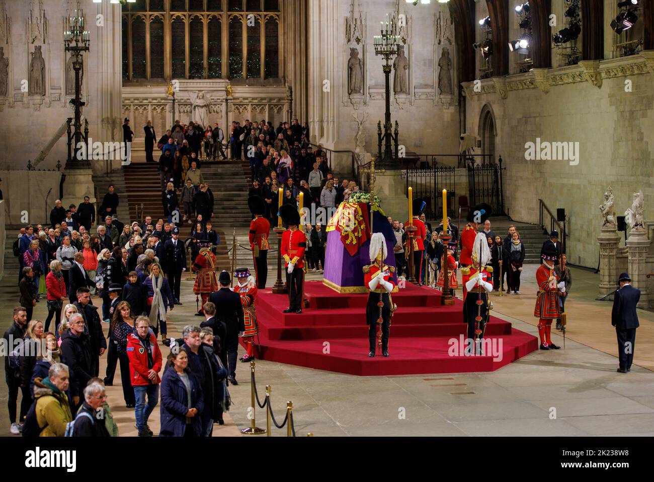 Mitglieder der Öffentlichkeit, die sich durch die Nacht anstellen, gehen am Sarg Ihrer Majestät Königin Elizabeth II. Vorbei, während der verstorbene Monarch im Staat We liegt Stockfoto