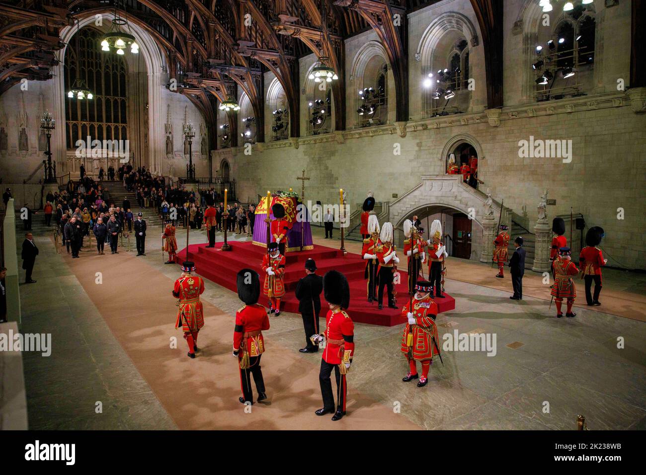 Die Wachablösung findet statt, wenn Mitglieder der Öffentlichkeit, die sich durch die Nacht anstellen, am Sarg Ihrer Majestät Königin Elizabeth II. Vorbeilaufen Stockfoto
