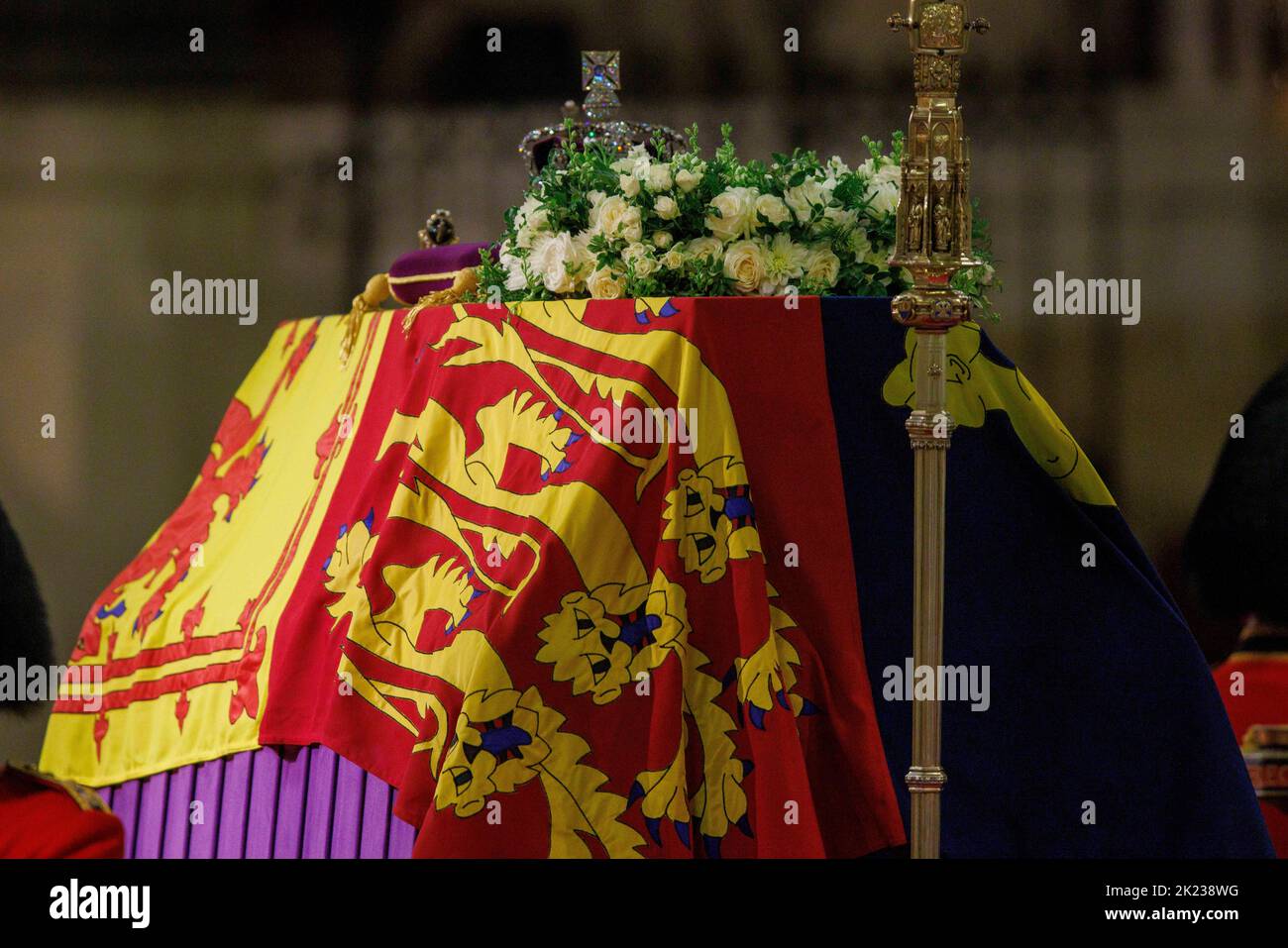 Mitglieder der Öffentlichkeit, die sich durch die Nacht anstellen, gehen am Sarg Ihrer Majestät Königin Elizabeth II. Vorbei, während der verstorbene Monarch im Staat We liegt Stockfoto