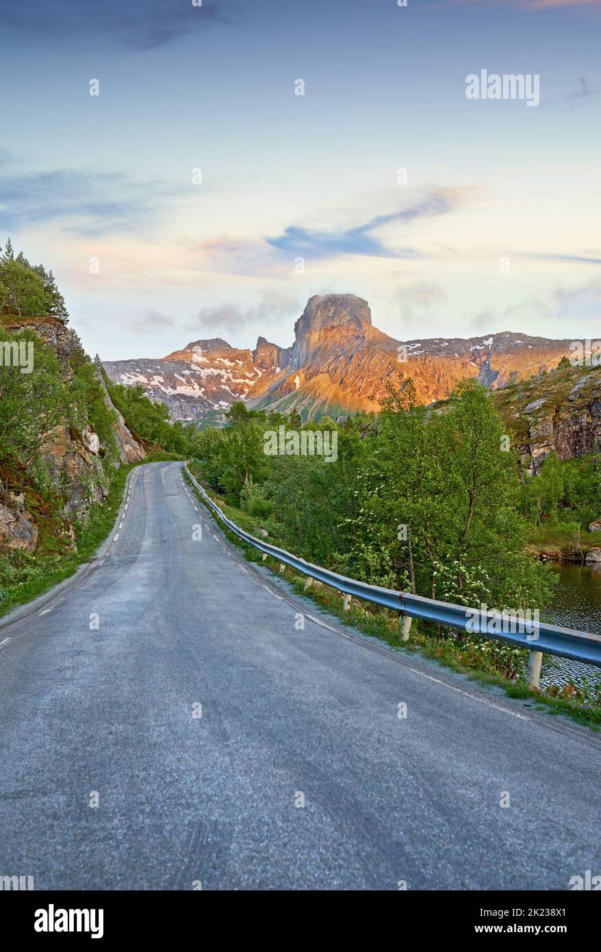 Mitternachtssonne in Norwegen. Mitternachtssonne - Landschaft in Nordland, Norwegen. Stockfoto