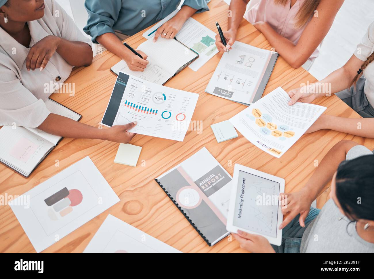 Geschäfts-, Analyse- und Teamfinanzierungsdaten einer Zusammenarbeit mit Teamarbeit in einem Büro. Finanzmitarbeiter, die an einem Steuerbericht arbeiten, Corporate Audit Report Stockfoto