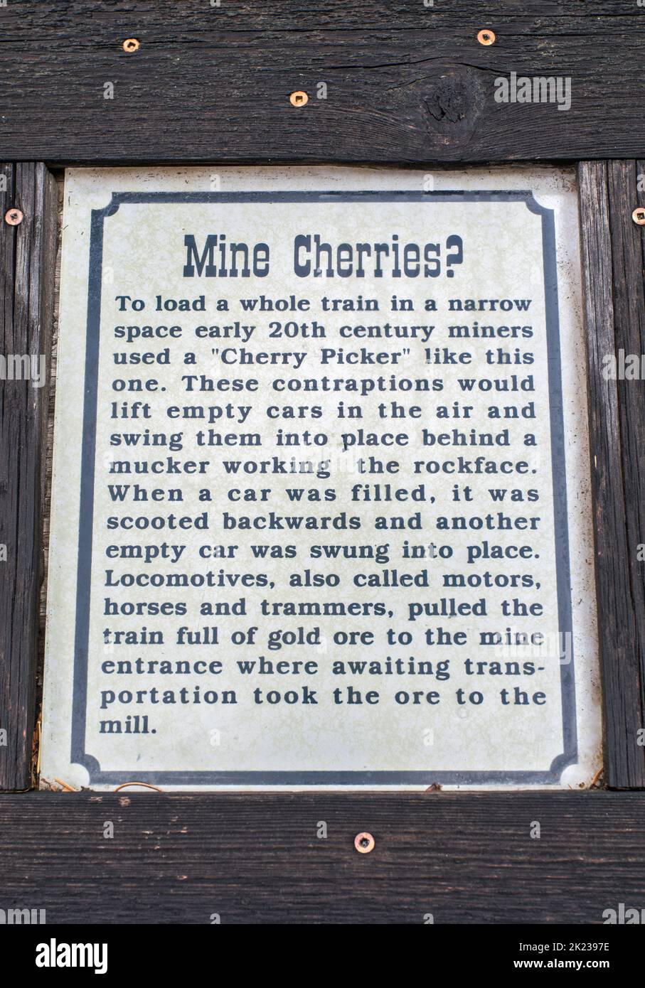 Informationsschild an der Maschine namens Cherry Picker, um Golderz in leere Autos zu laden, Miners Park in Bullion City, Canyon of Gold, Bullion Canyon, Tushar Mountains, Fishlake National Forest, In der Nähe von Marysvale, Utah, USA Stockfoto