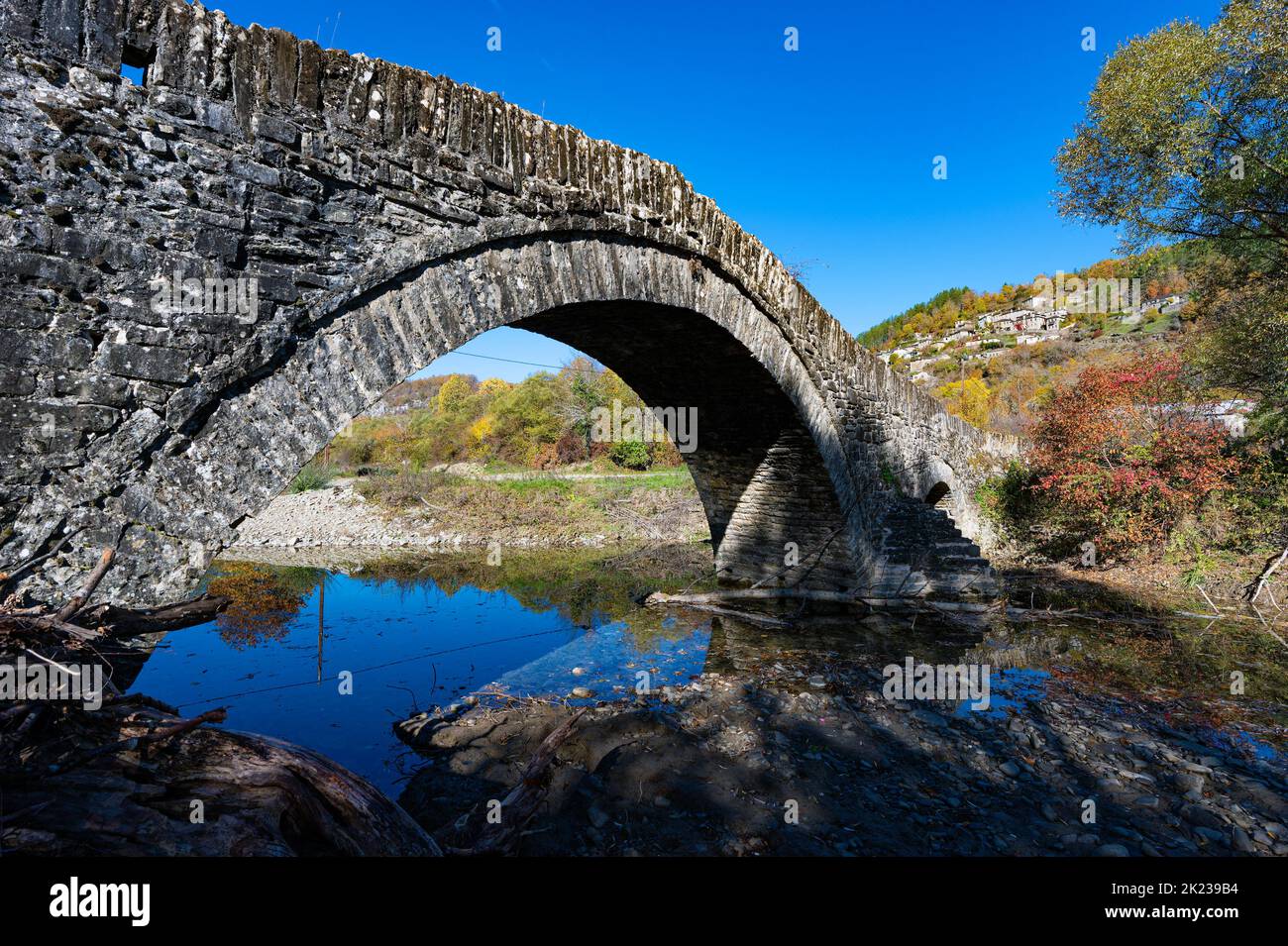 Blick auf die traditionelle Steinbrücke Mylos in Epirus, Griechenland im Herbst Stockfoto