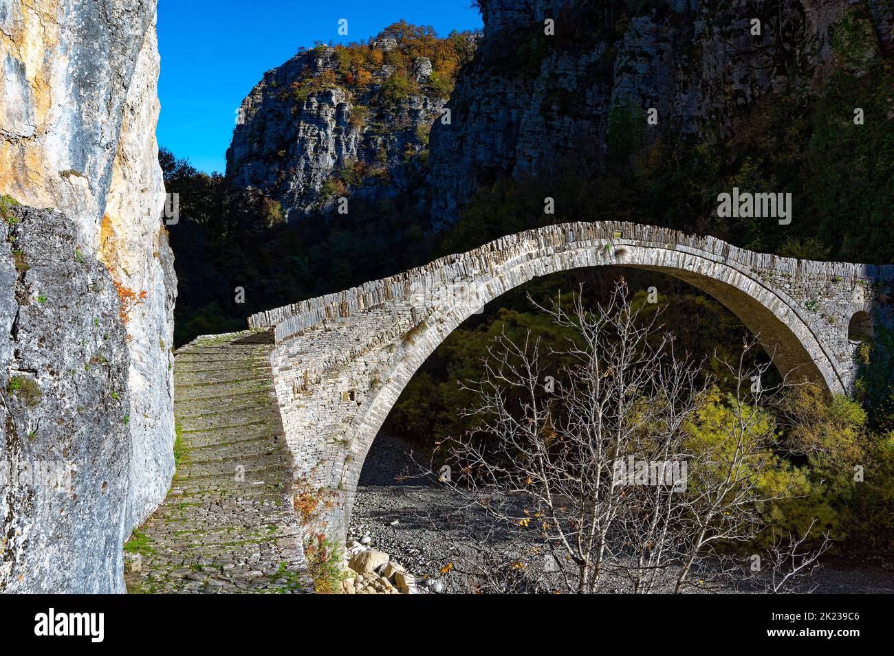Blick auf die traditionelle steinerne Kokkorou-Brücke in Epirus, Griechenland im Herbst Stockfoto