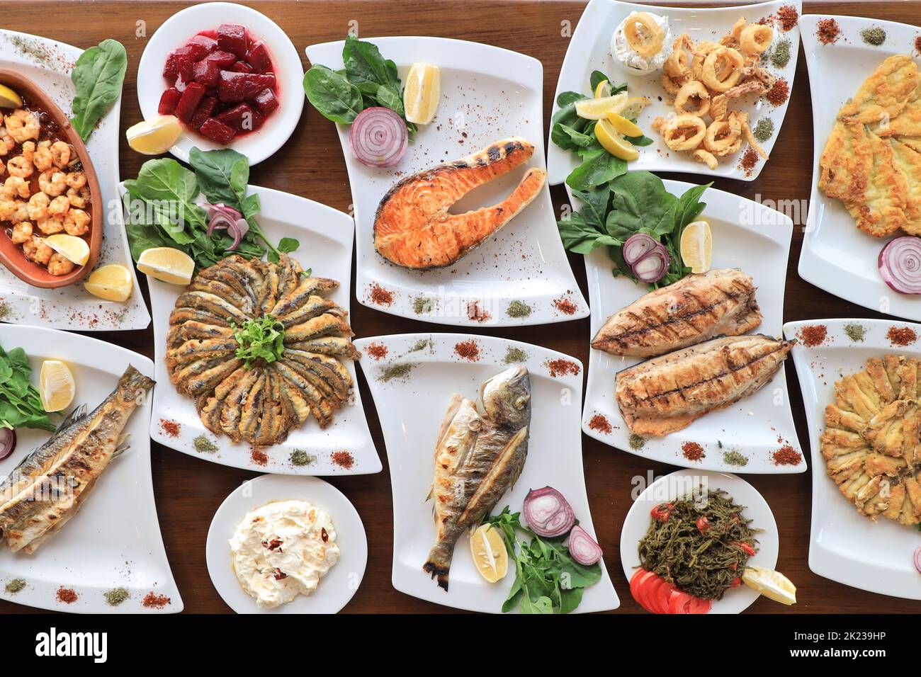 Verschiedene Arten von gekochtem Fisch; gegrillt, pochiert, in der Pfanne gebraten, backen Stockfoto