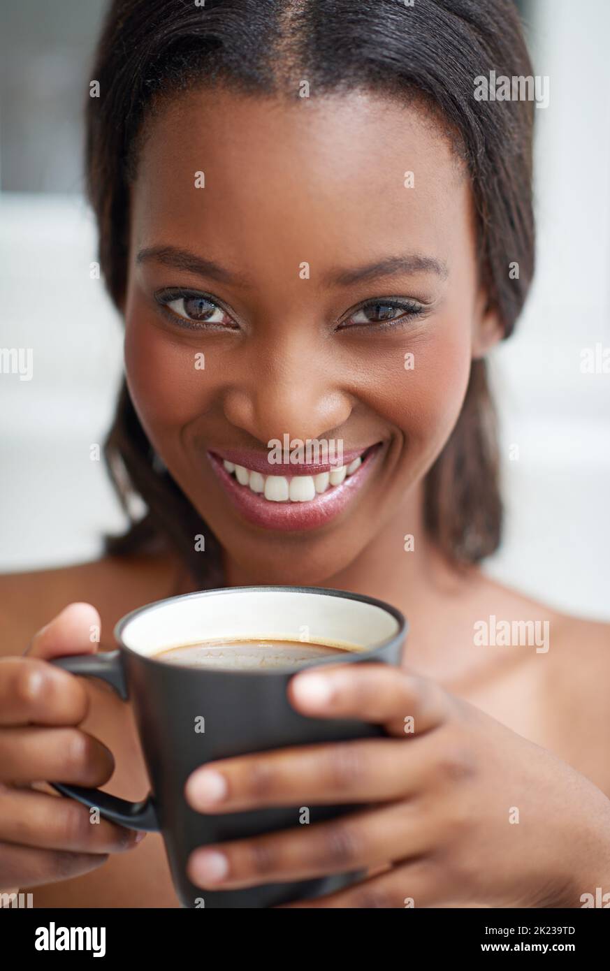 Mokka macht meinen Morgen. Eine junge ethnische Frau genießt eine Tasse Kaffee. Stockfoto