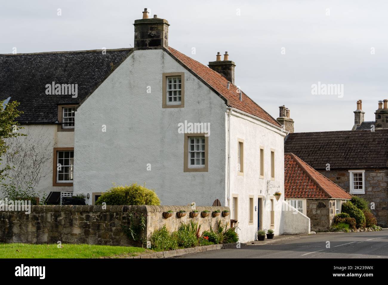 Malerisches Haus im malerischen Dorf Culross, Schottland, Großbritannien. Die Straßen von Culross sind in der US-amerikanischen Fernsehserie Outlander erschienen. Stockfoto