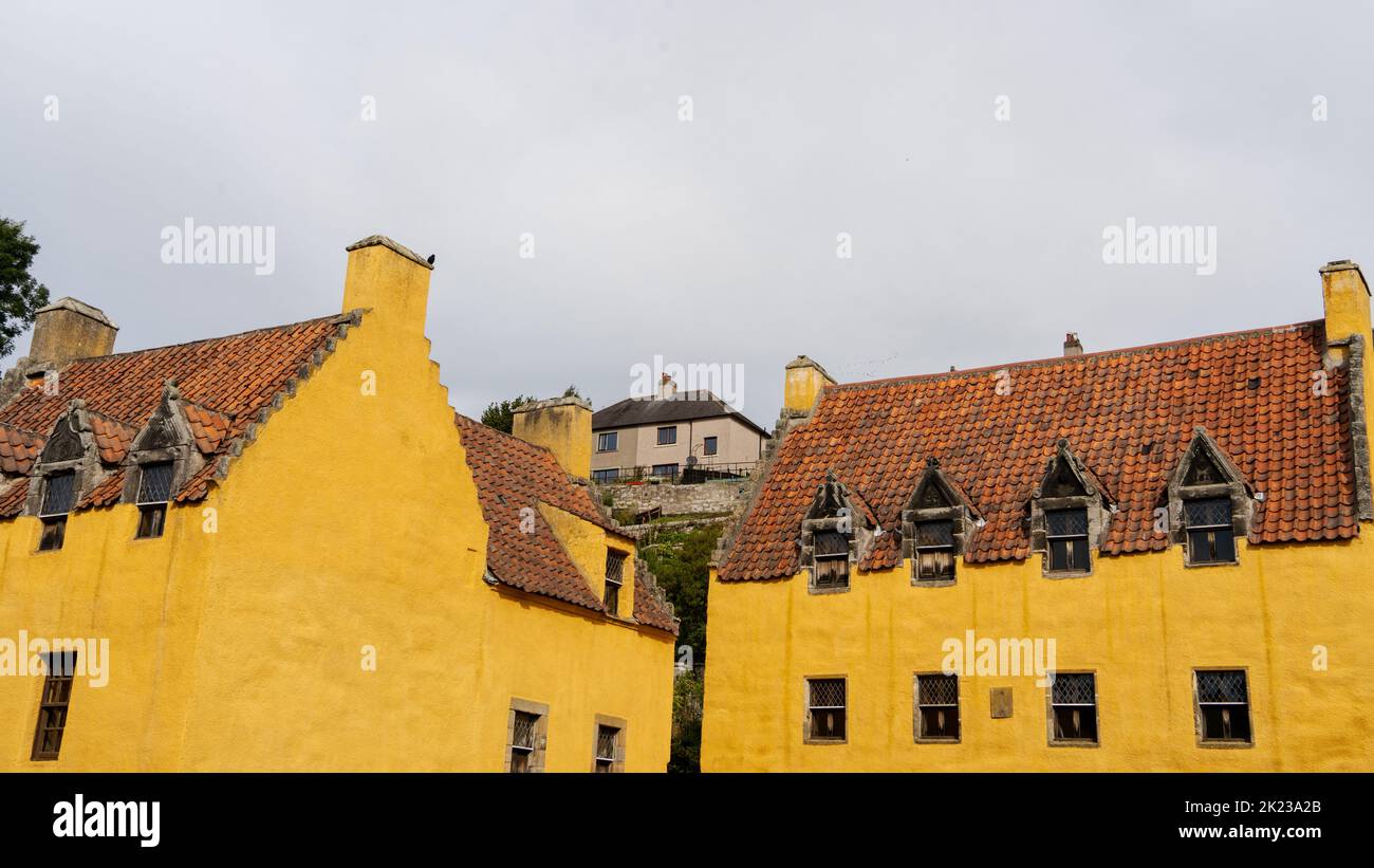 Ein Blick auf den Culross Palace in Culross, Schottland, Großbritannien - ein 17. Jahrhundert National Trust für Schottland Grundstück mit ockerfarbenen Wänden. Stockfoto