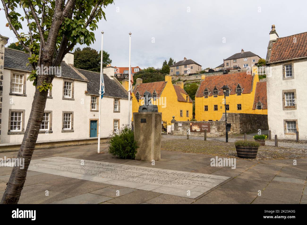 Ein Blick auf den Culross Palace in Culross, Schottland, Großbritannien - ein 17. Jahrhundert National Trust für Schottland Grundstück mit ockerfarbenen Wänden. Stockfoto
