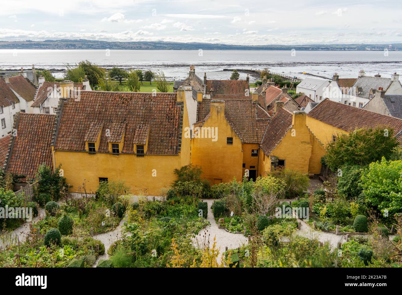 Ein Blick auf den Culross Palace in Culross, Schottland, Großbritannien - ein 17. Jahrhundert National Trust für Schottland Grundstück mit ockerfarbenen Wänden. Stockfoto