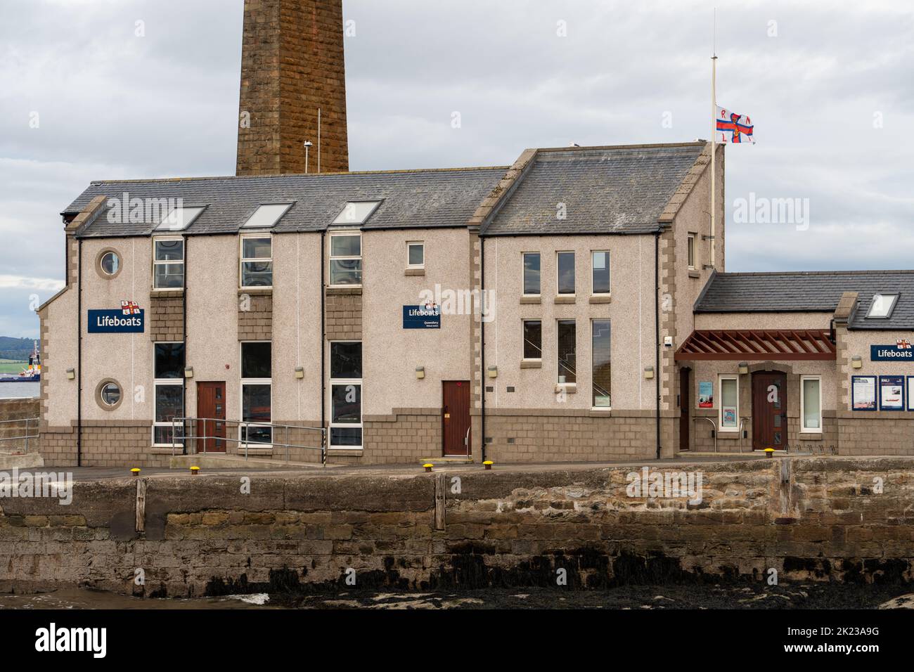 Die Queensferry RNLI Lifeboat Station, auf dem Firth of Forth in Hawes, Schottland, Großbritannien. Stockfoto