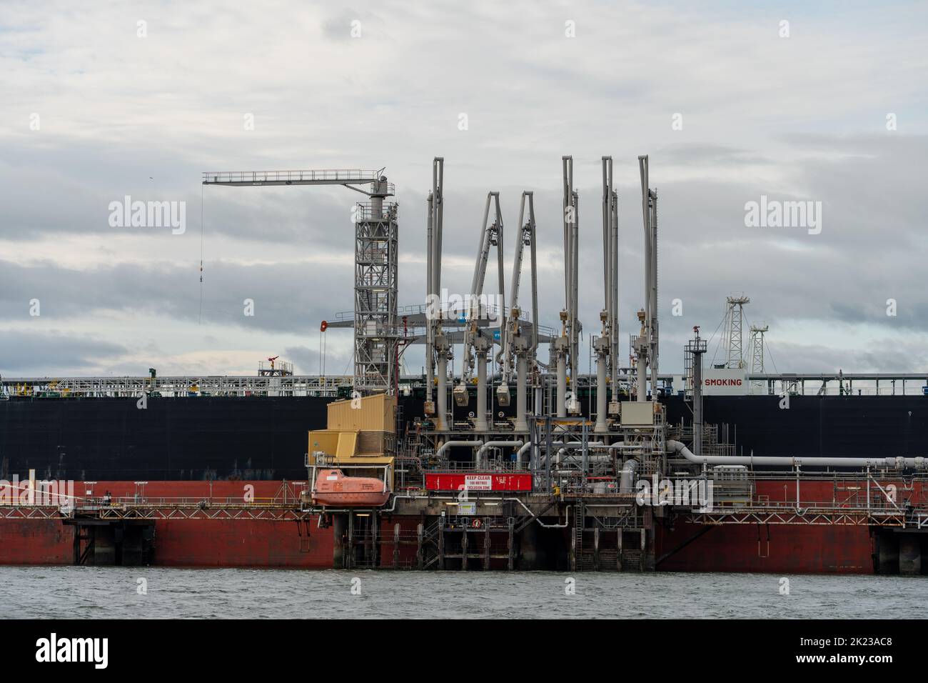 Ein Tanker am Ölterminal Hound Point, östlich der Forth Bridge am Firth of Forth, Schottland, Großbritannien. Stockfoto