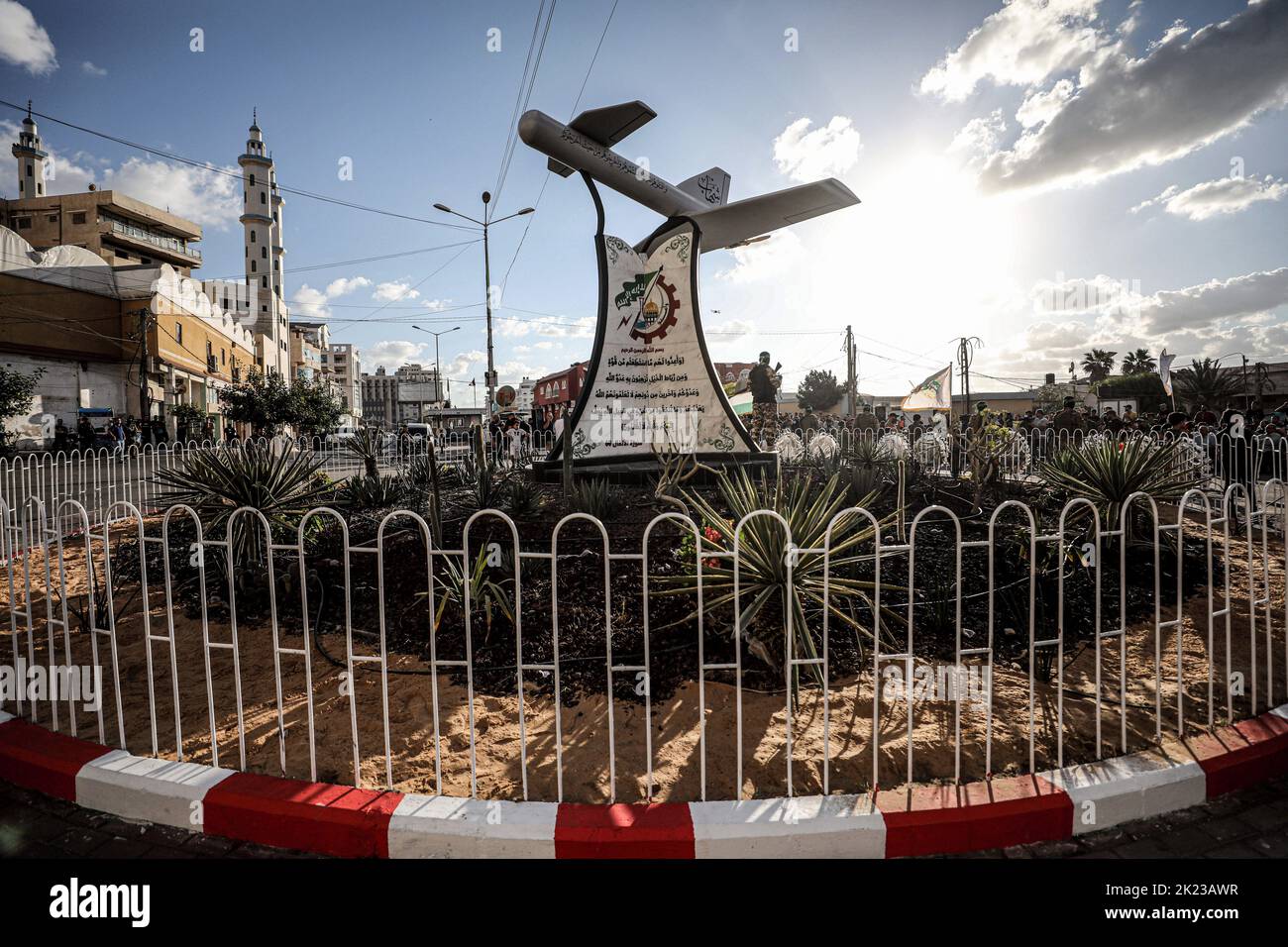 Gaza, Palästina. 21. September 2022. Mitglieder der Izz al-DIN al-Qassam Brigaden, des militärischen Flügels der Islamischen Bewegung der Hamas, nehmen an der Eröffnungszeremonie des Schehab-Feldes für Drohnen, der lokalen Industrie in Gaza-Stadt, Teil. Kredit: SOPA Images Limited/Alamy Live Nachrichten Stockfoto